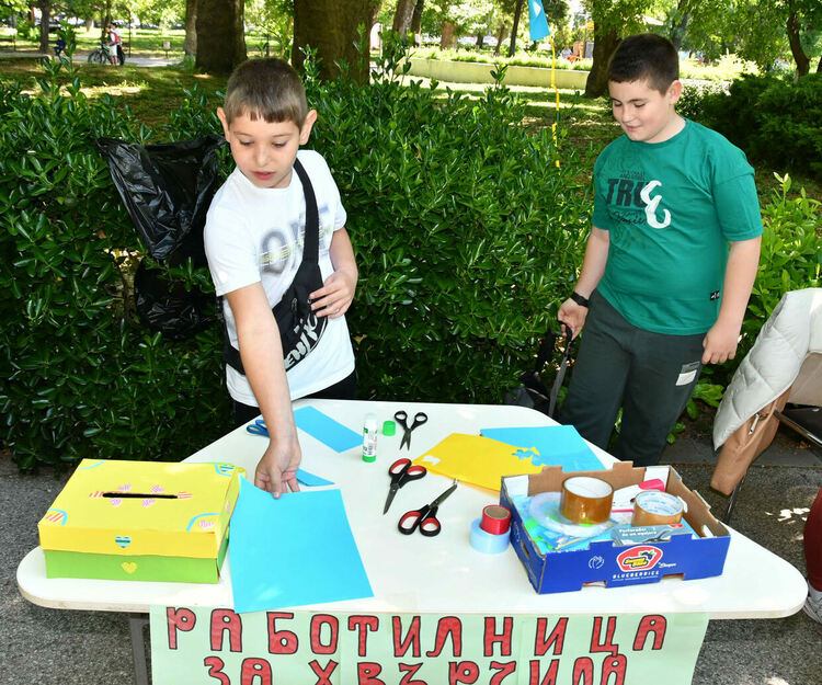 Децата от ОУ "Св. Климент Охридски" в Хасково празнуват в Градската градина