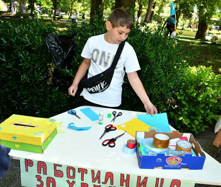 Децата от ОУ "Св. Климент Охридски" в Хасково празнуват в Градската градина
