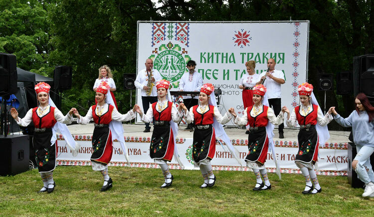 Стотици любители на фолклора в красиви носии изпълниха парк "Кенана" в Хасково за Събора "Китна Тракия пее и танцува"