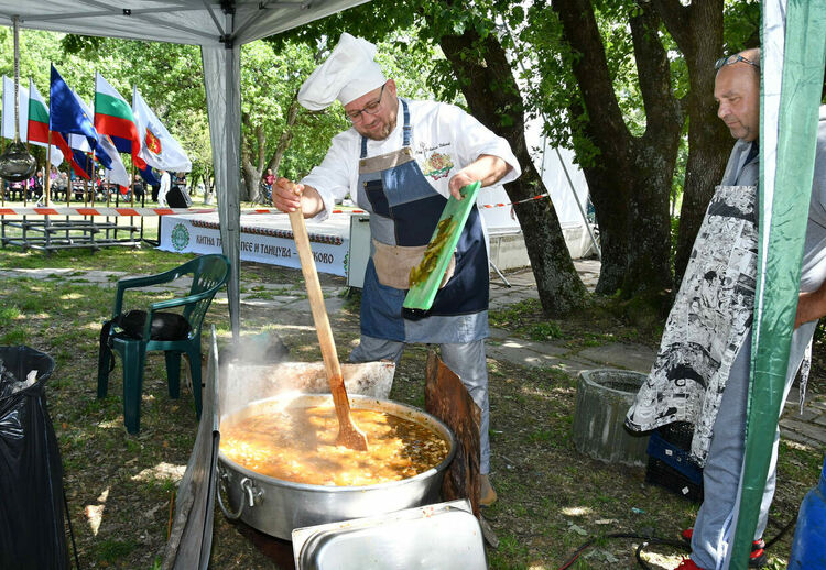 Шеф Ивайло Иванов готви в хаскоския парк "Кенана"