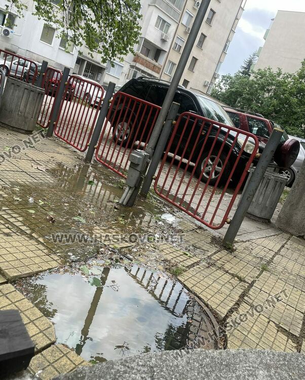 Воняща отпадна вода извира от шахта на детска площадка в Хасково