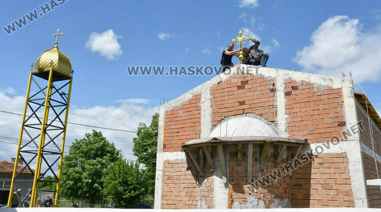 Поставиха позлатен кръст на църквата в село Манастир
