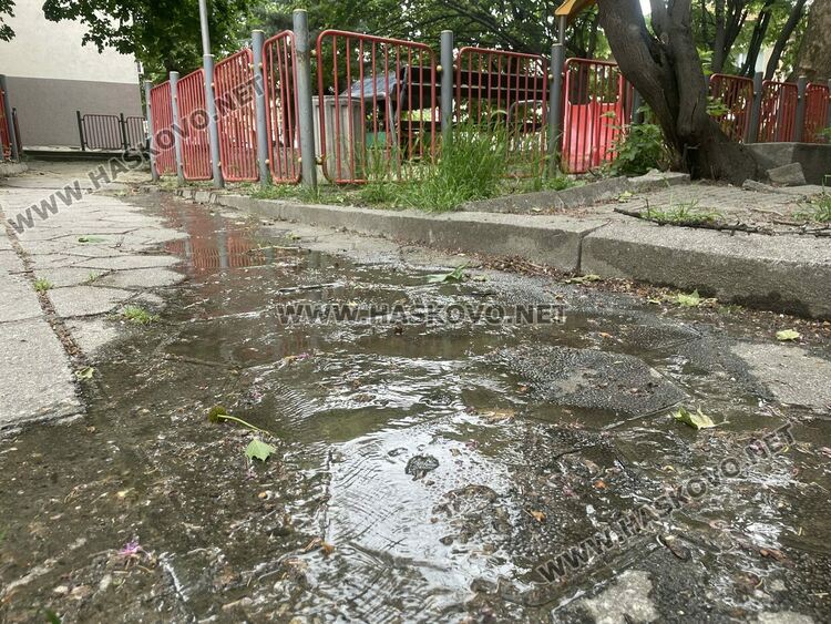 Воняща отпадна вода извира от шахта на детска площадка в Хасково