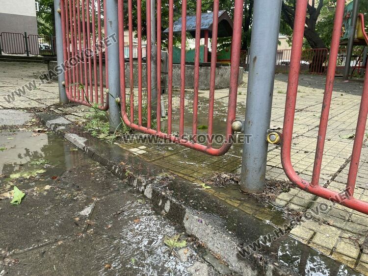 Воняща отпадна вода извира от шахта на детска площадка в Хасково