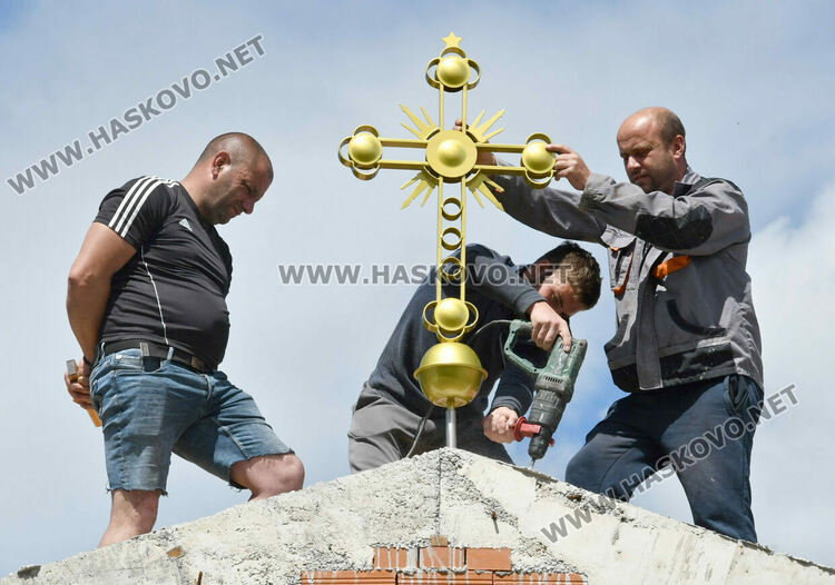Поставиха позлатен кръст на църквата в село Манастир