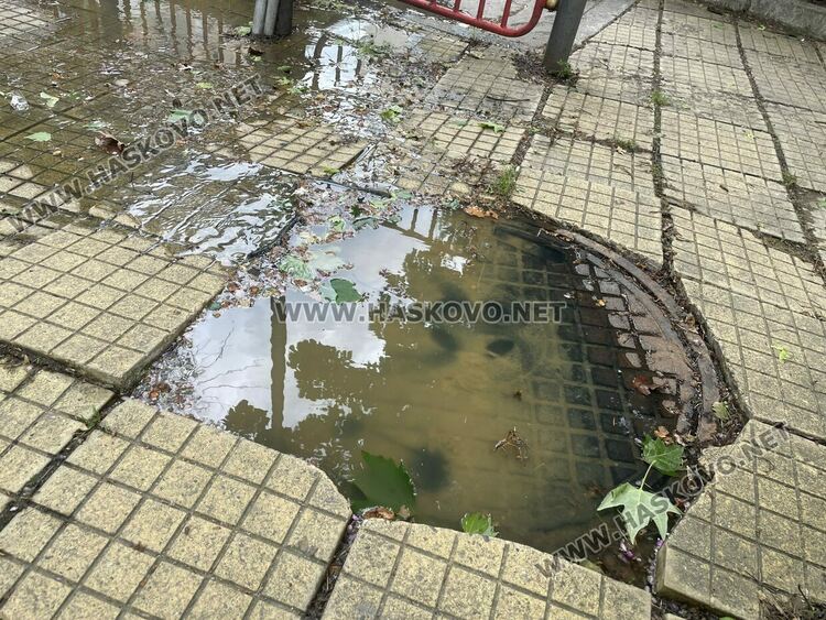 Воняща отпадна вода извира от шахта на детска площадка в Хасково