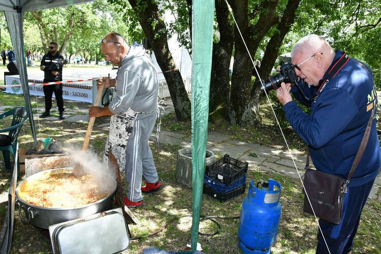 Шеф Ивайло Иванов готви в хаскоския парк "Кенана"