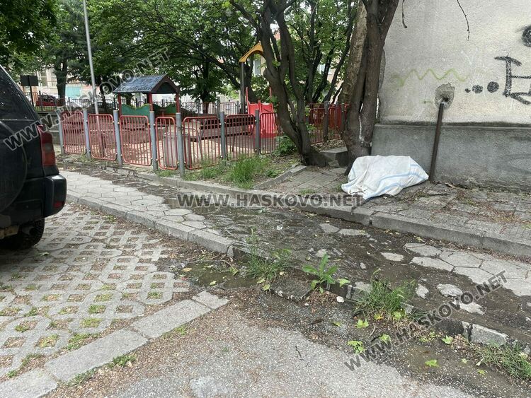 Воняща отпадна вода извира от шахта на детска площадка в Хасково