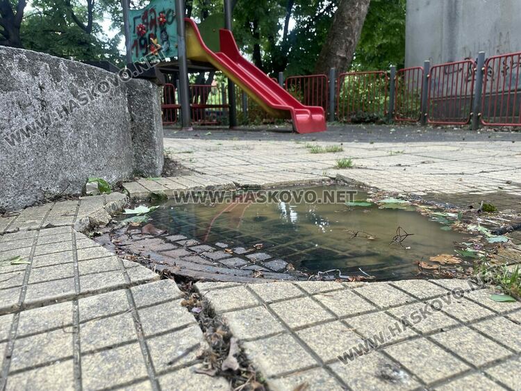Воняща отпадна вода извира от шахта на детска площадка в Хасково
