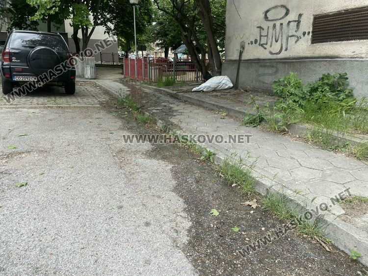 Воняща отпадна вода извира от шахта на детска площадка в Хасково