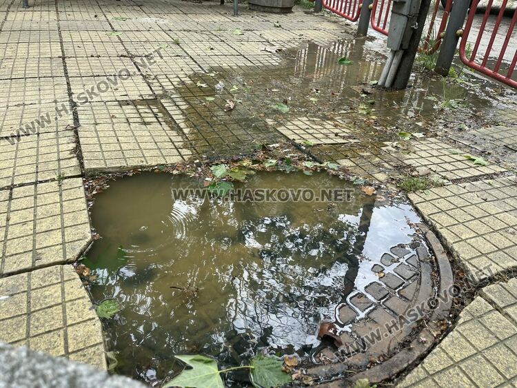 Воняща отпадна вода извира от шахта на детска площадка в Хасково