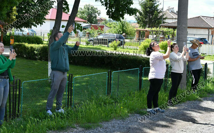 Поставиха позлатен кръст на църквата в село Манастир