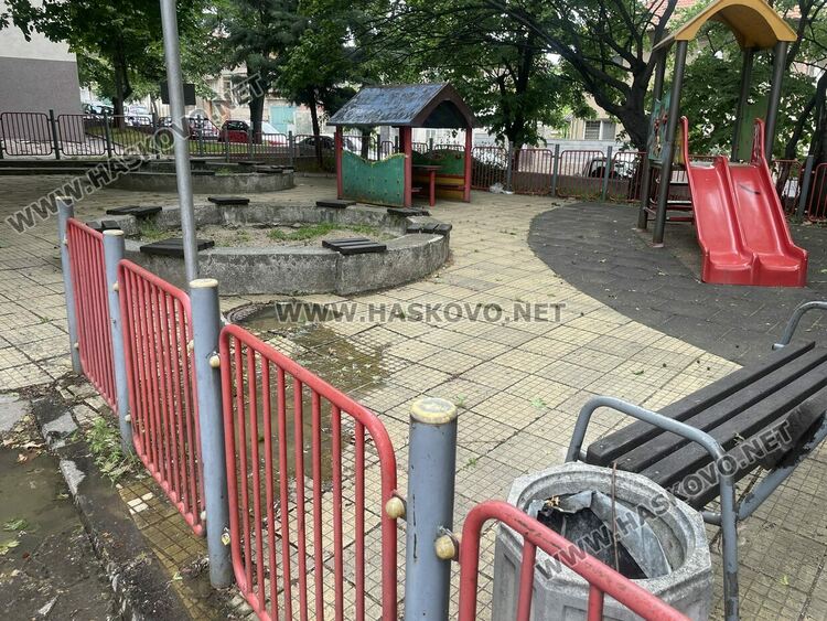 Воняща отпадна вода извира от шахта на детска площадка в Хасково
