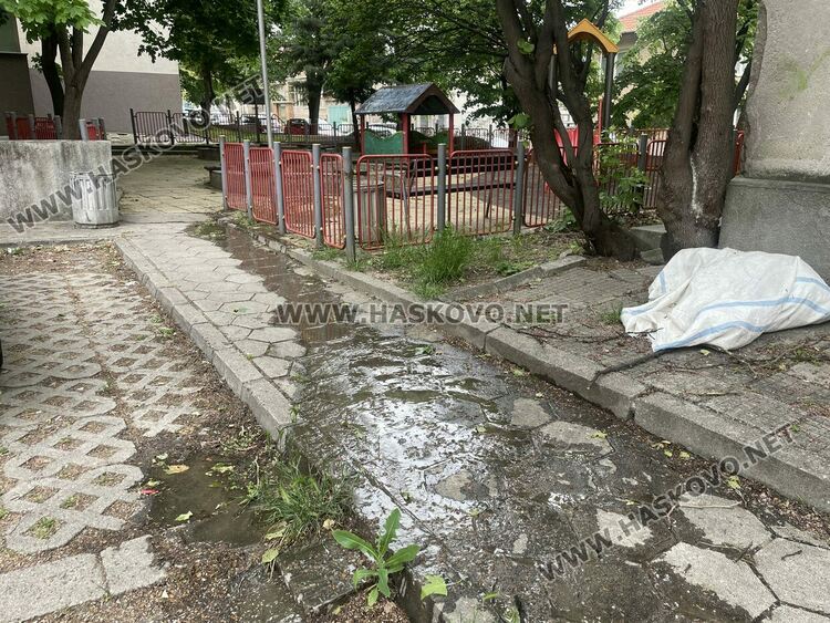 Воняща отпадна вода извира от шахта на детска площадка в Хасково