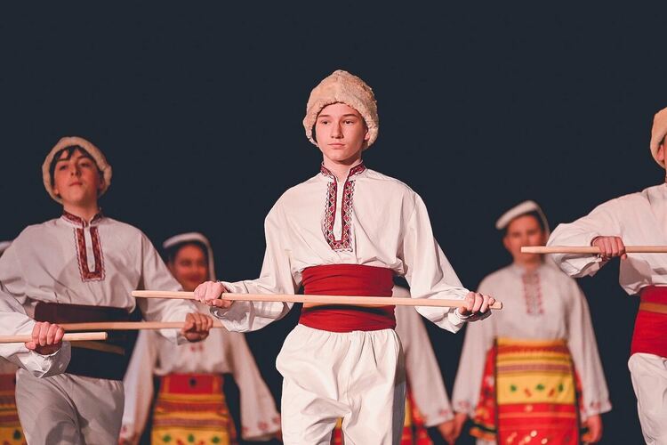 Концертът &bdquo;Традицията Фолклор&ldquo; завладя сцената на Двореца на културата и се превърна в истински празник на българския дух,