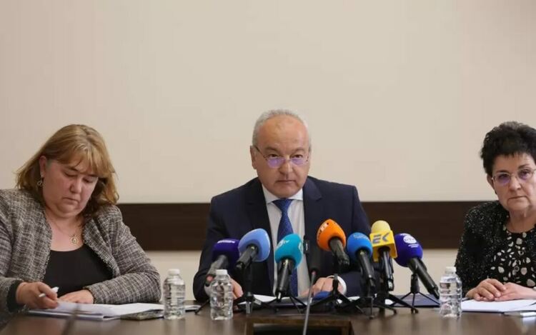 Финансовият министър Гълъб Донев и неговите заместнички Росица Велкова и Людмила Петкова обявиха първите мерки на кабинета за орязване на раздутите разходи.
