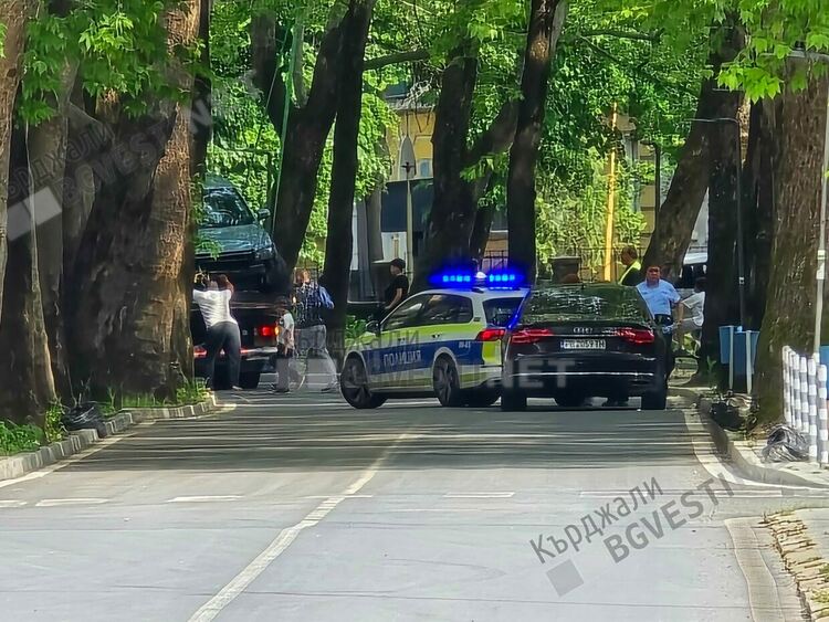 Катастрофа в центъра на Кърджали,18-годишна с &bdquo;Волво&ldquo; се блъсна в дърво на ул.&ldquo;Мара Михайлова&ldquo;