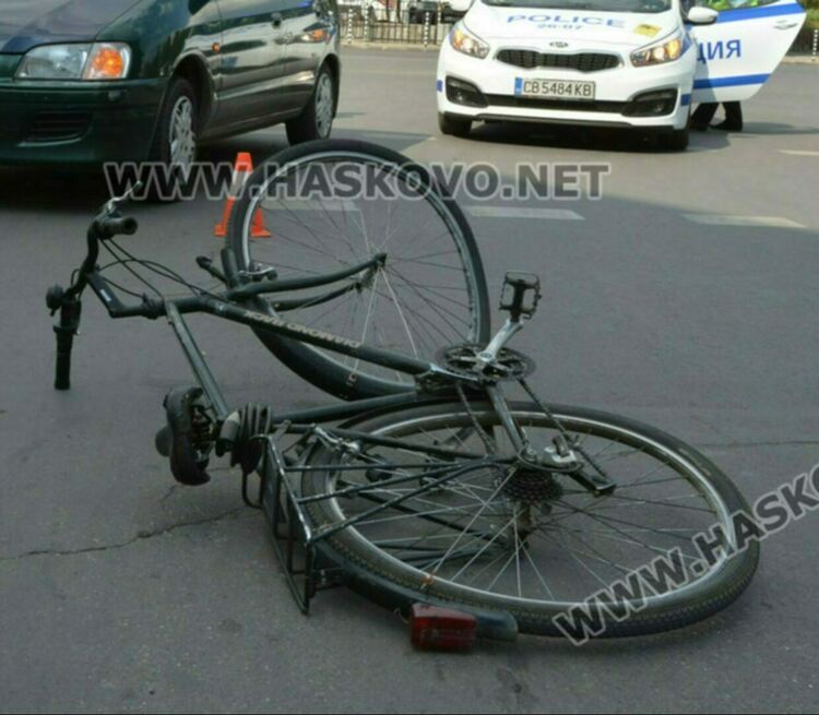 Велосипедист не спря на &bdquo;Стоп&ldquo; и се заби в автомобил