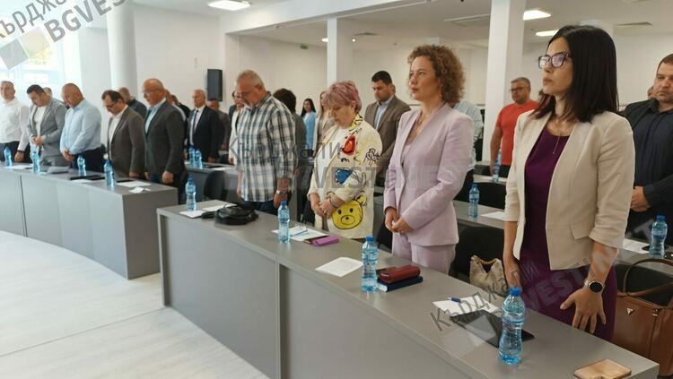 Първо заседание на местния парламент в Кърджали в новата зала на Общината,клетва положи нов общински съветник