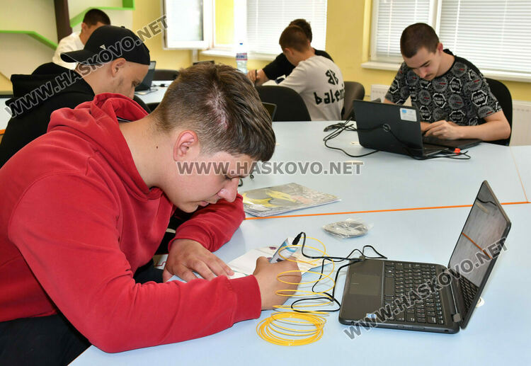 ФСГ &bdquo;Атанас Буров&ldquo; модернизира обучението си с нов СТЕМ център