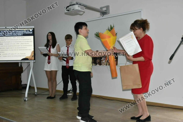 Наградиха изявени учители и ученици в навечерието на 24 май