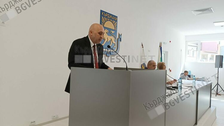 Първо заседание на местния парламент в Кърджали в новата зала на Общината,клетва положи нов общински съветник