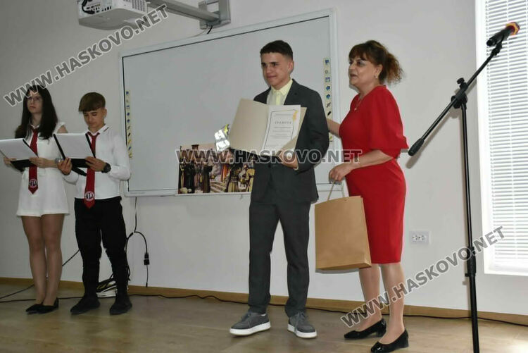 Наградиха изявени учители и ученици в навечерието на 24 май