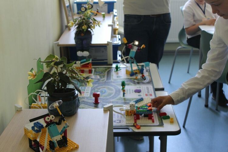 Нов СТЕМ център с четири кабинета по природни науки, математика, изкуства и LEGO Education