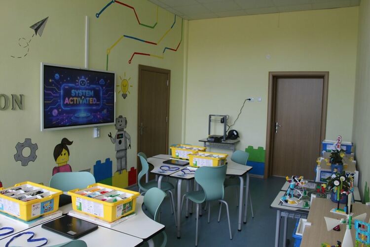 Нов СТЕМ център с четири кабинета по природни науки, математика, изкуства и LEGO Education