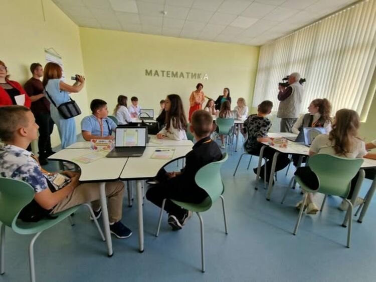 Нов СТЕМ център с четири кабинета по природни науки, математика, изкуства и LEGO Education