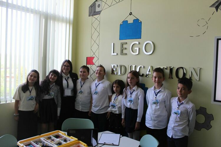 Нов СТЕМ център с четири кабинета по природни науки, математика, изкуства и LEGO Education