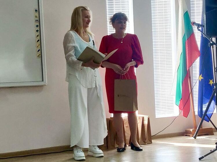 Учител по химия и двама ученици от ФСГ-Хасково със специални награди от РУО