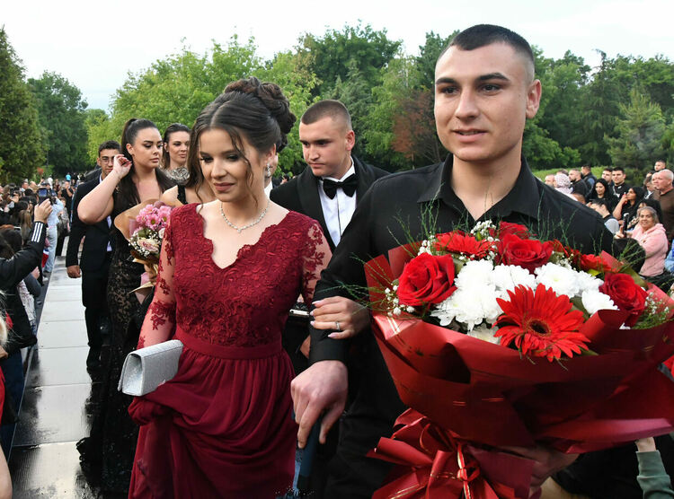 Абитуриентите на ПГТ &bdquo;Александър Паскалев&ldquo; дадоха старт на балове 2026