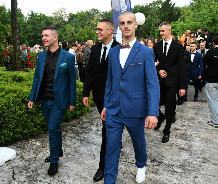 Абитуриентите на ПГТ &bdquo;Александър Паскалев&ldquo; дадоха старт на балове 2026