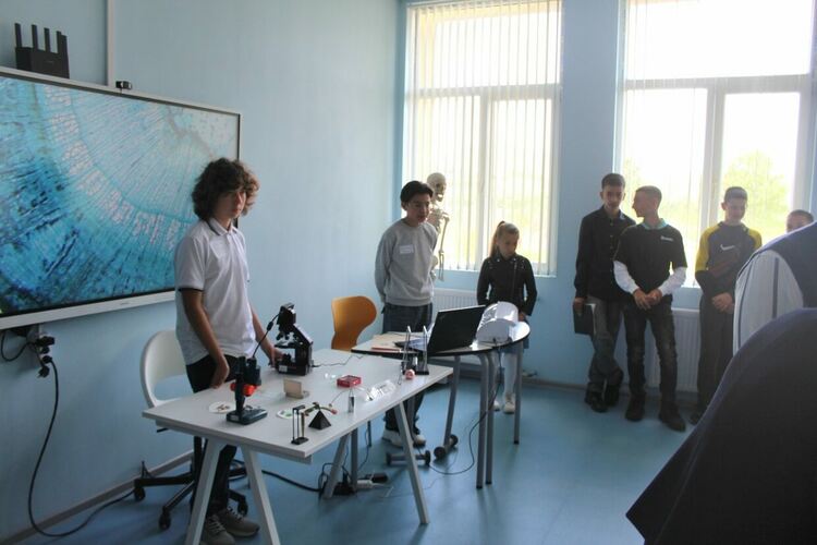 Нов СТЕМ център с четири кабинета по природни науки, математика, изкуства и LEGO Education