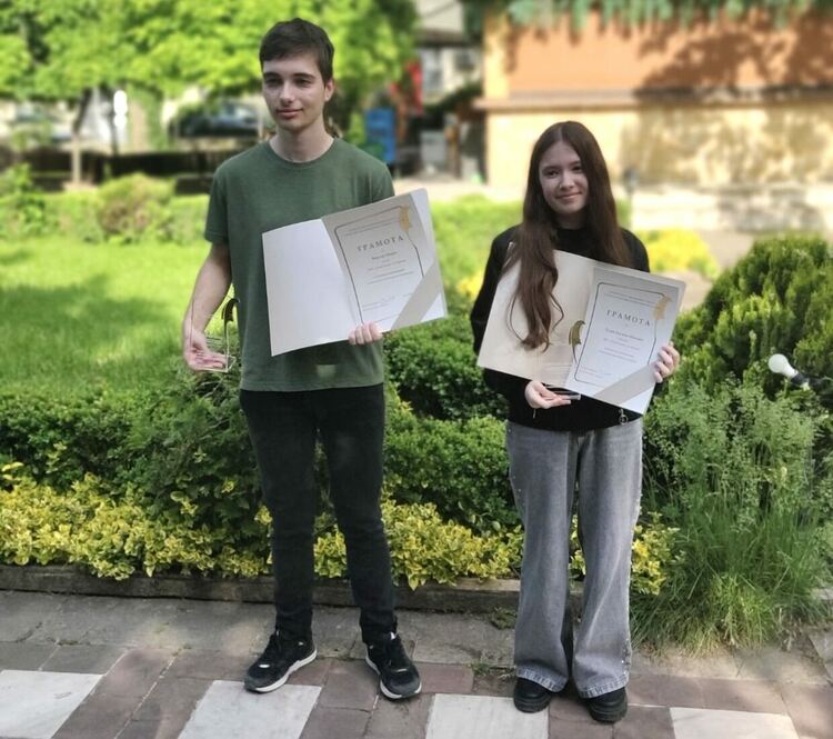 Учител по химия и двама ученици от ФСГ-Хасково със специални награди от РУО