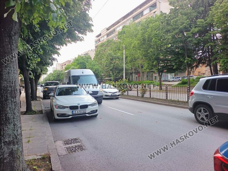 Катастрофа между микробус и автомобил се размина без пострадали