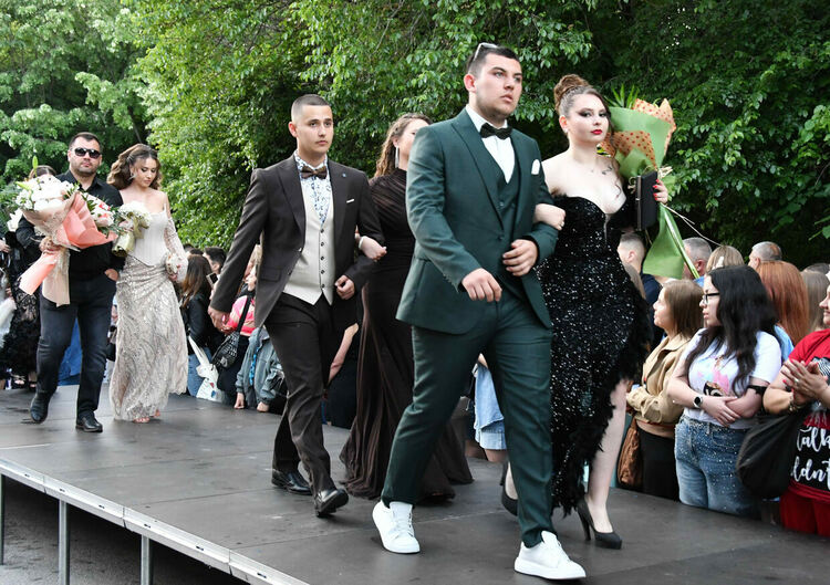 С много блясък и красота абитуриентите от ПГДС отпразнуваха бала си 