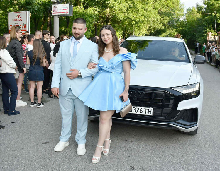С много блясък и красота абитуриентите от ПГДС отпразнуваха бала си 
