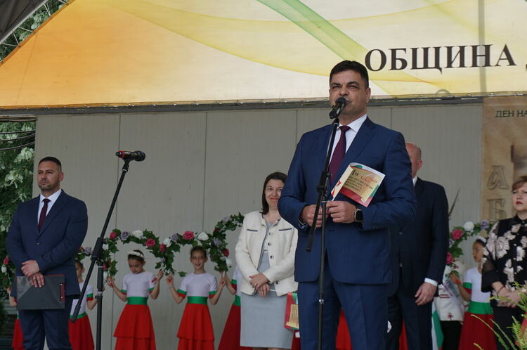 Димитровград отличи най-изявените си учители, културен деец и ученици на тържествена церемония на 24 май