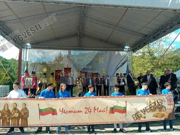 На тържествена церемония за 24 май в Смолян наградиха 15 ученици с високи постижения и 40 учители, творци и журналисти /ГАЛЕРИЯ/