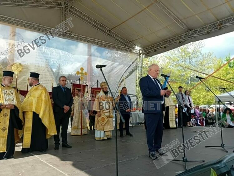 На тържествена церемония за 24 май в Смолян наградиха 15 ученици с високи постижения и 40 учители, творци и журналисти /ГАЛЕРИЯ/