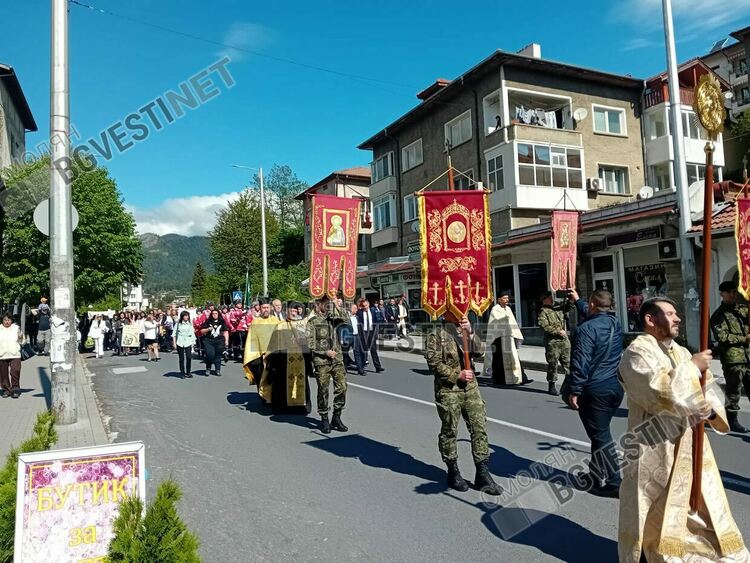На тържествена церемония за 24 май в Смолян наградиха 15 ученици с високи постижения и 40 учители, творци и журналисти /ГАЛЕРИЯ/