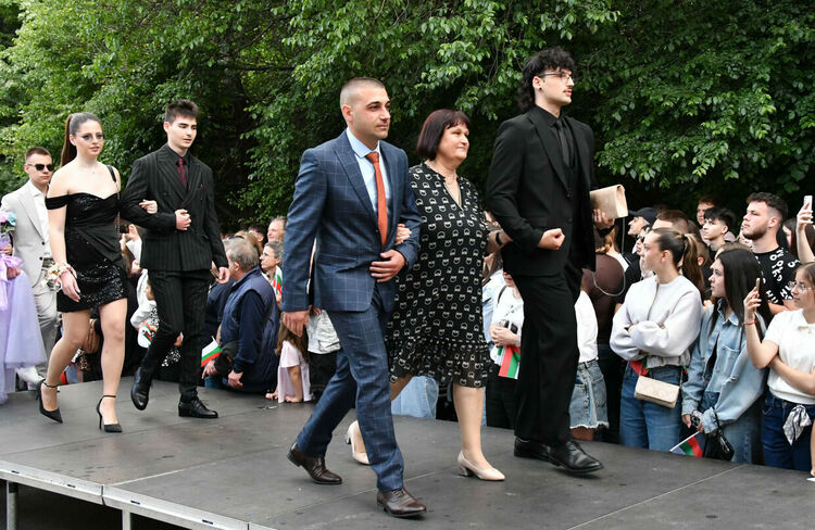 Абитуриентите от ЕГ показаха красота, блясък и стил на бала си