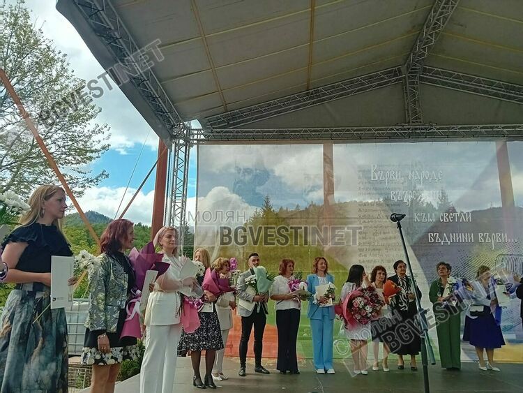 На тържествена церемония за 24 май в Смолян наградиха 15 ученици с високи постижения и 40 учители, творци и журналисти /ГАЛЕРИЯ/