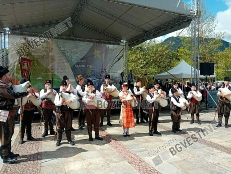 На тържествена церемония за 24 май в Смолян наградиха 15 ученици с високи постижения и 40 учители, творци и журналисти /ГАЛЕРИЯ/