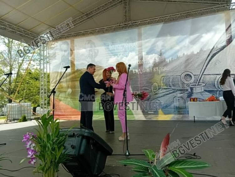 На тържествена церемония за 24 май в Смолян наградиха 15 ученици с високи постижения и 40 учители, творци и журналисти /ГАЛЕРИЯ/