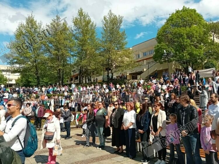 На тържествена церемония за 24 май в Смолян наградиха 15 ученици с високи постижения и 40 учители, творци и журналисти /ГАЛЕРИЯ/