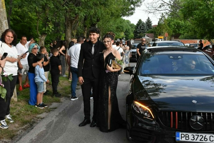 Абитуриентите на СУ &bdquo;Паисий Хилендарски&ldquo; с незабравим и емоционален бал