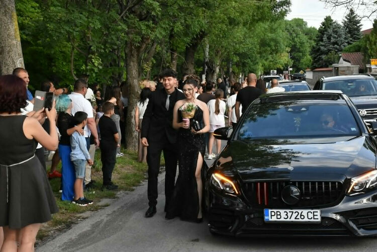 Абитуриентите на СУ &bdquo;Паисий Хилендарски&ldquo; с незабравим и емоционален бал